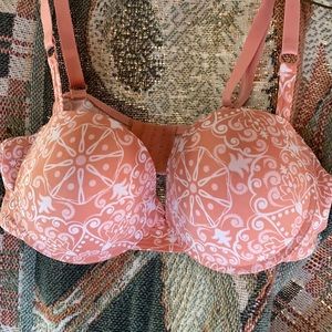 New 40B Jaclyn Smith Bra. Peach color.